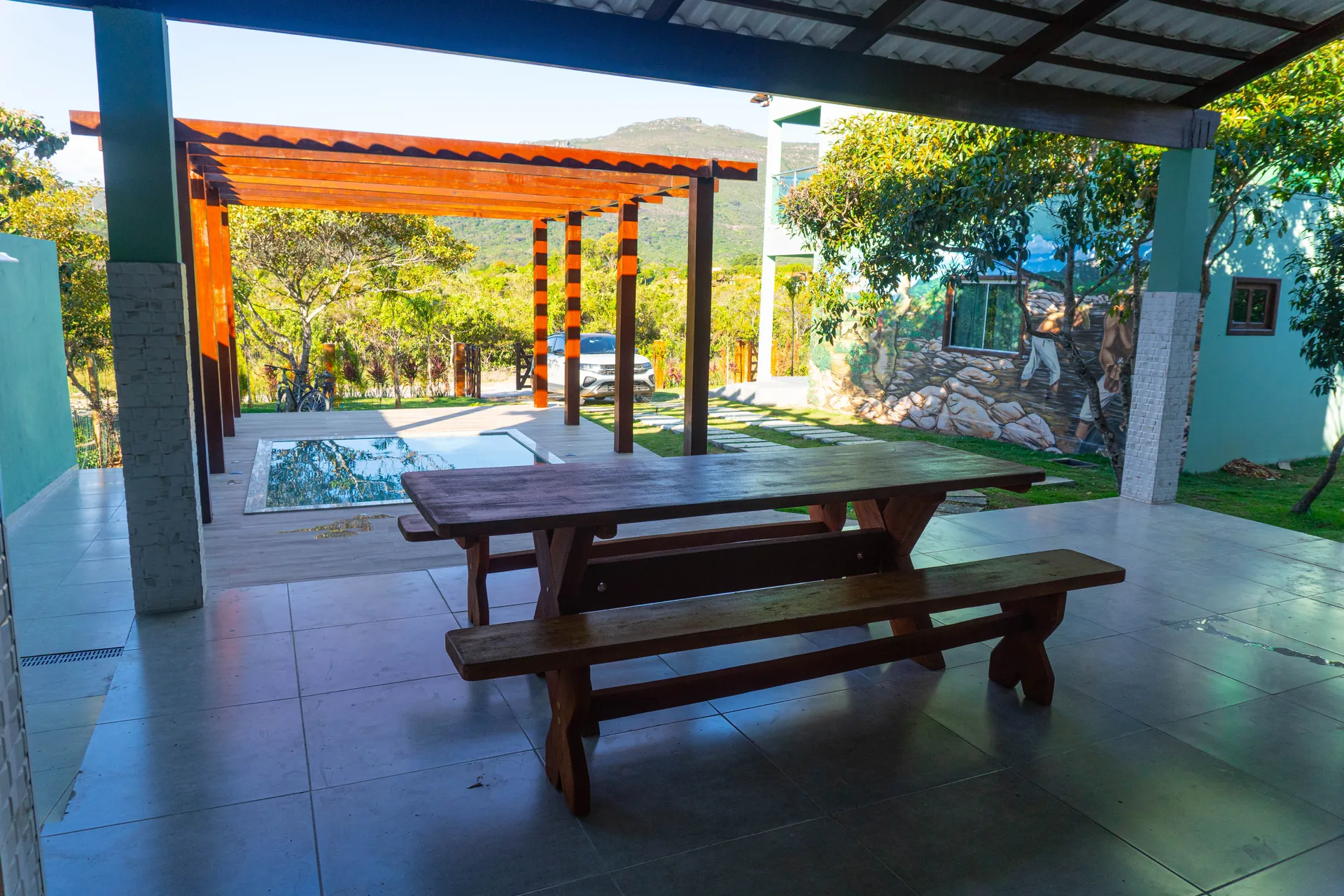 Espaço gourmet coberto com mesa de madeira